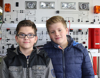 Jonas (links) und Paul beim Tüfteln am Schaltkreis einer KFZ-Lichtanlage: ¿Schön, dass wir so viel selber machen dürfen.¿