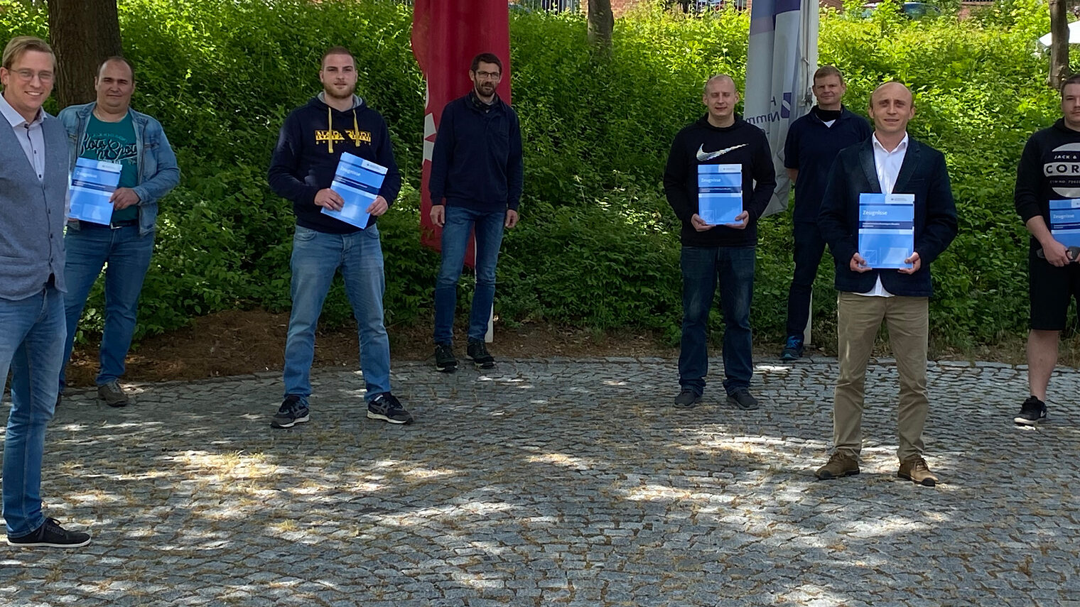 Tobias Knauer gratulierte zusammen mit den Ausbildern den Umschülern zum Feinwerkmechaniker zur bestandenen Prüfung.