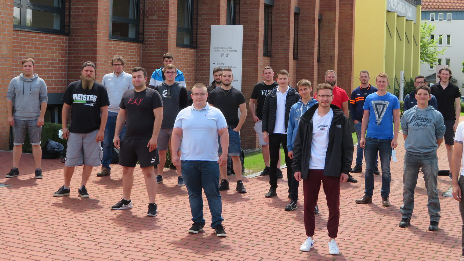 21 Teilnehmer nahmen in diesem Jahr am fachtheoretischen KFZ-Techniker Meisterkurs im Bildungszentrum Weiden teil.