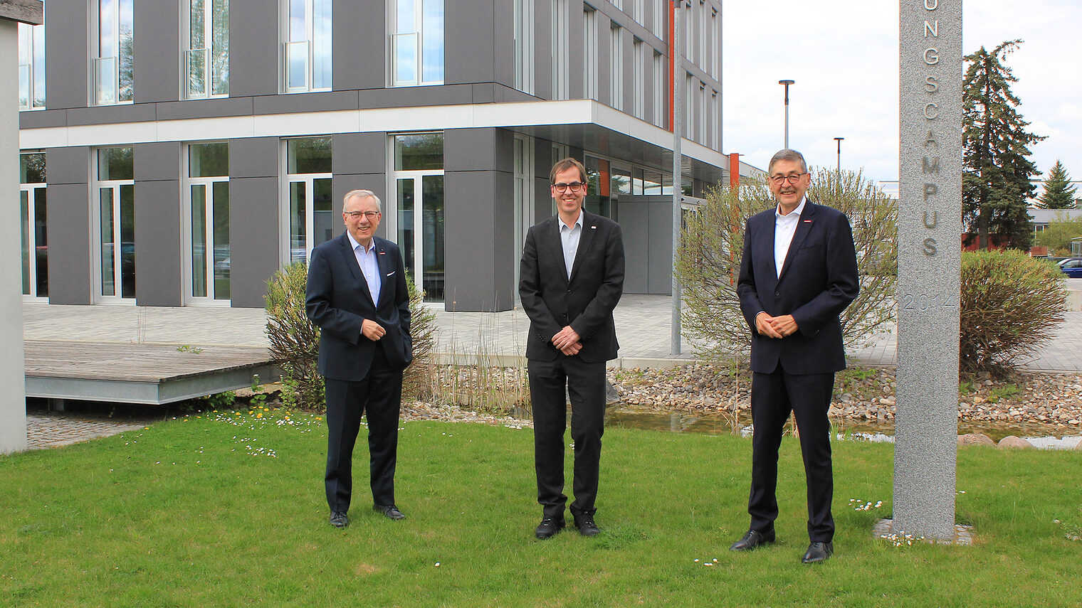 OTH Regensburg Prof. Dr. Ralph Schneider (Mitte) sprach mit Hauptgeschäftsführer Jürgen Kilger und Präsident Dr. Georg Haber wie wichtig die Zusammenarbeit auf Augenhöhe zwischen Wirtschaft und Wissenschaft ist. 
