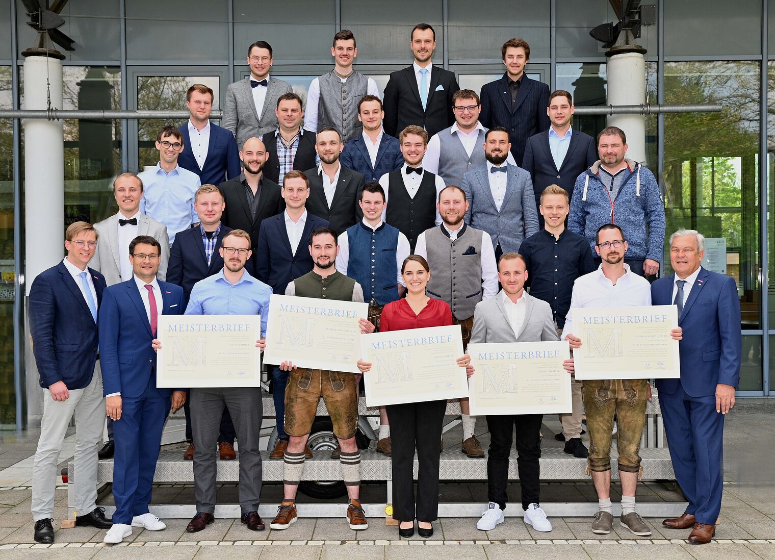 26 Elektrotechniker schlossen ihren Meister erfolgreich ab. HWK-Vizepräsident Gerhard Ulm (1. Reihe, 1. v. re.) und HWK-Geschäftsführer Alexander Stahl (1. Reihe, 2. v. re.) gratulierten. 