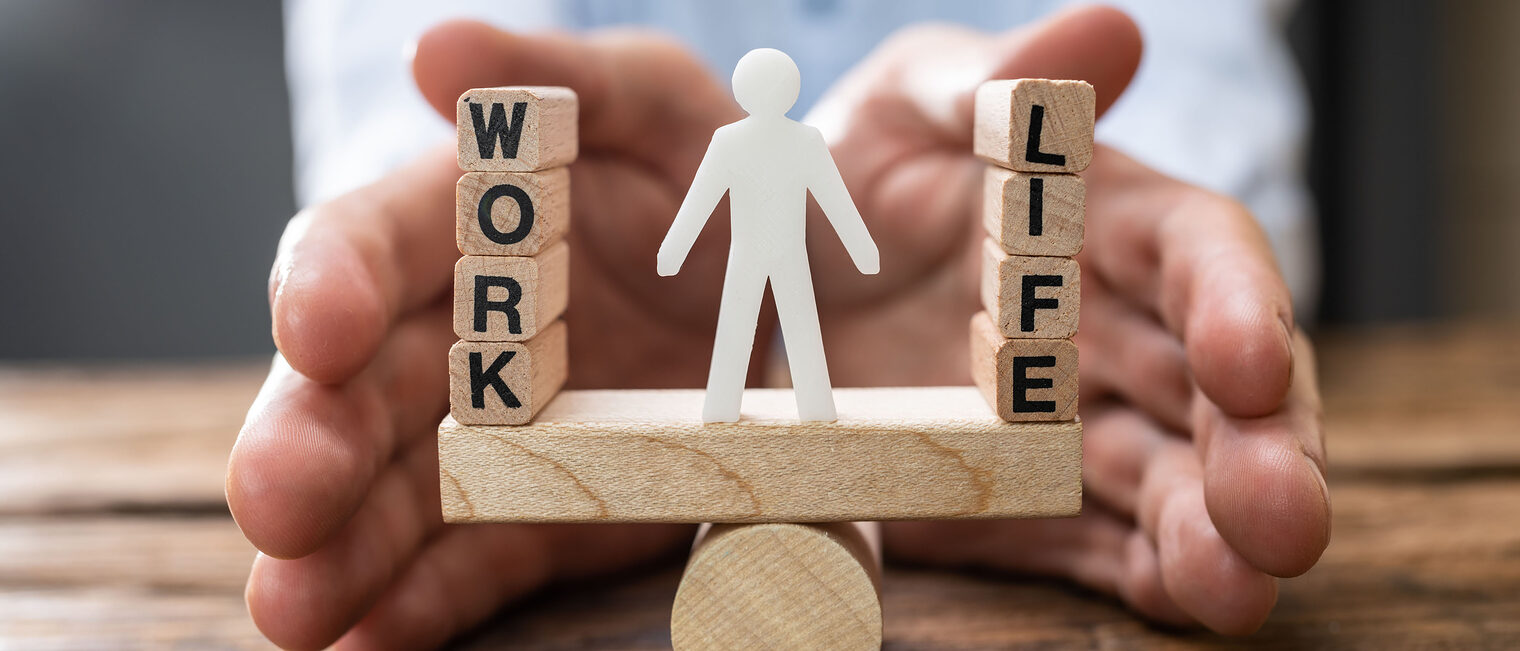 Work Life Balance Protection Concept. Lifestyle Choice Schlagwort(e): balance, life, protection, concept, choice, workplace, human, seesaw, compare, man, office, select, weight, plan, choose, measure, job, corporate, block, desk