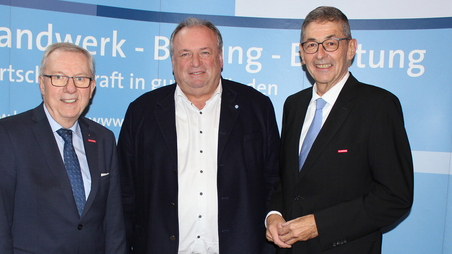HWK-Hauptgeschäftsführer Jürgen Kilger (li.) und HWK-Präsident Dr. Georg Haber (re.) forderten von MdL Walter Nussel baldige Verbesserungen in puncto Bürokratieabbau. 