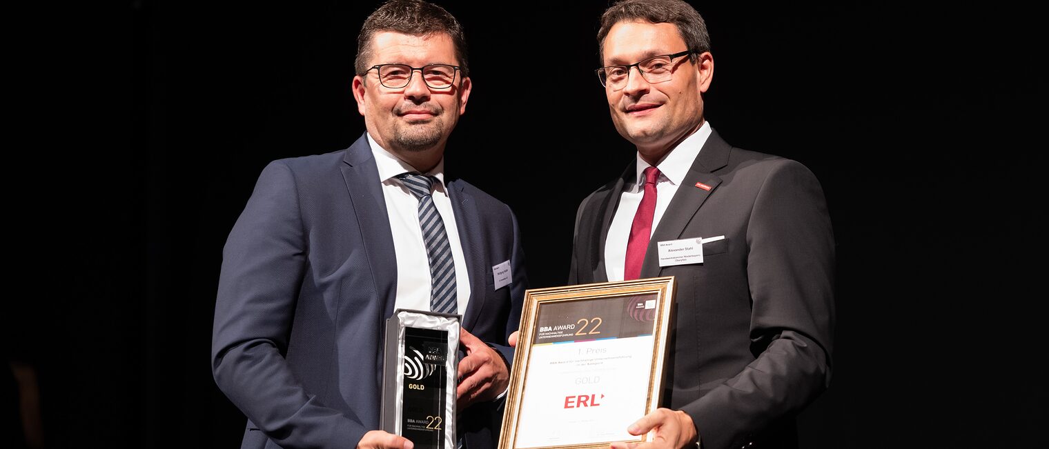 HWK-Geschäftsführer Alexander Stahl (re.) überreichte den BBA Award an Michael Erl, Vorstand der Erl Immobilien AG. 