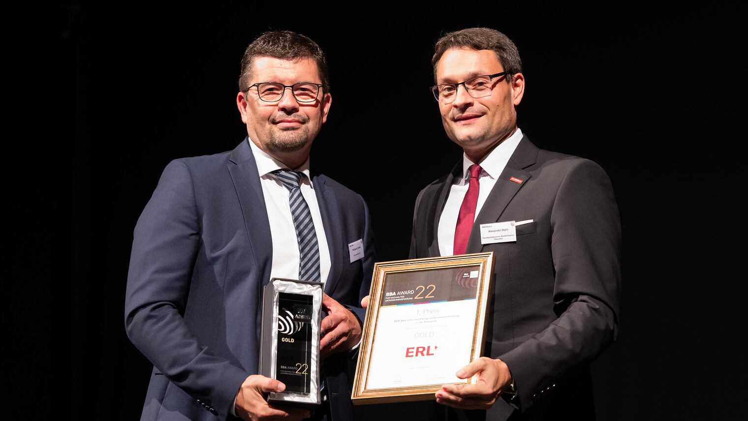 HWK-Geschäftsführer Alexander Stahl (re.) überreichte den BBA Award an Michael Erl, Vorstand der Erl Immobilien AG. 