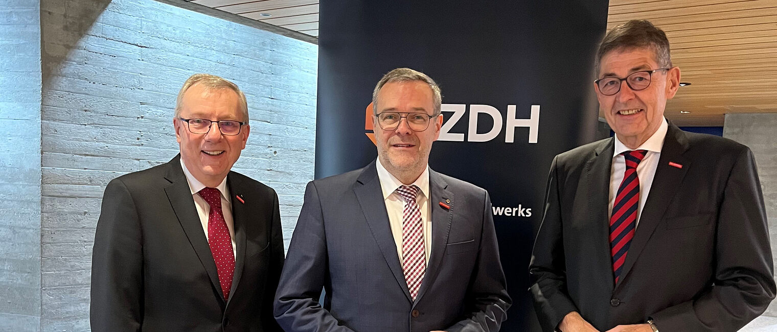 Gratulierten dem neuen ZDH-Präsidenten Jörg Dittrich zur Wahl: HWK-Hauptgeschäftsführer Jürgen Kilger (li.) und HWK-Präsident Dr. Georg Haber (re.).