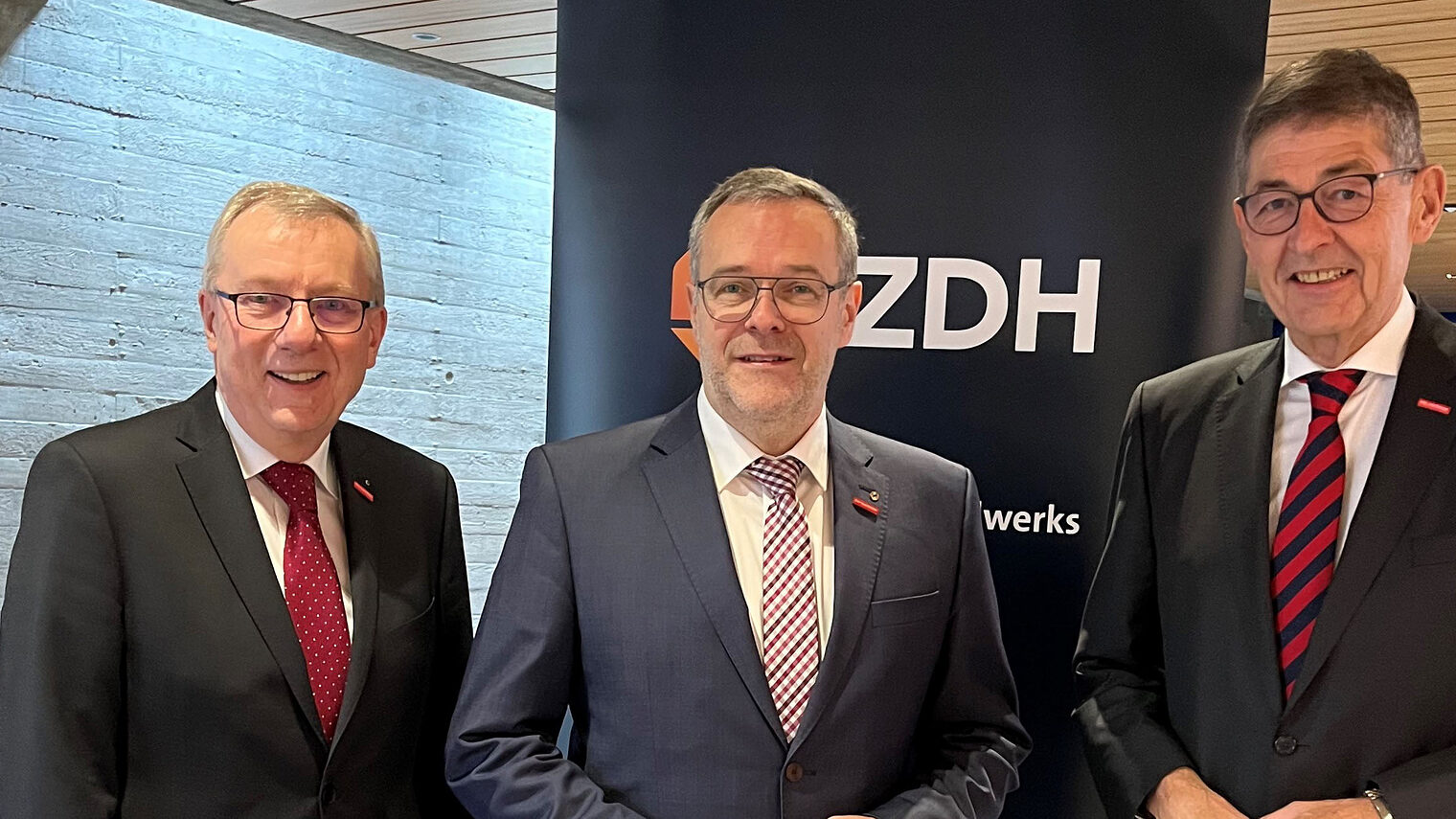 Gratulierten dem neuen ZDH-Präsidenten Jörg Dittrich zur Wahl: HWK-Hauptgeschäftsführer Jürgen Kilger (li.) und HWK-Präsident Dr. Georg Haber (re.).