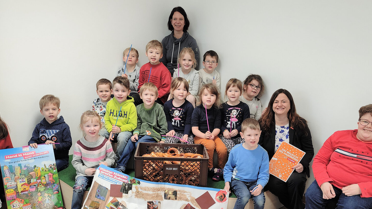 Schon im Kindergartenalter für das Handwerk begeistern: HWK-Vizepräsidentin Kathrin Zellner (2. v. re.) bedankte sich bei den Kindern und Erzieherinnen von St. Benedikt für die engagierte Teilnahme am Wettbewerb.