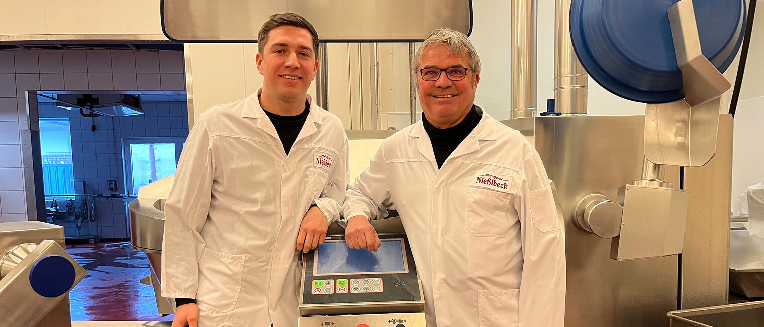 Dreamteam: Tobias (li.) und Willi Nießlbeck vor ihrem hochmodernen Vakuum-Kochkutter. Rund 70 Tonnen Fleisch-und Wurstwaren werden in ihrer Metzgerei pro Woche produziert.