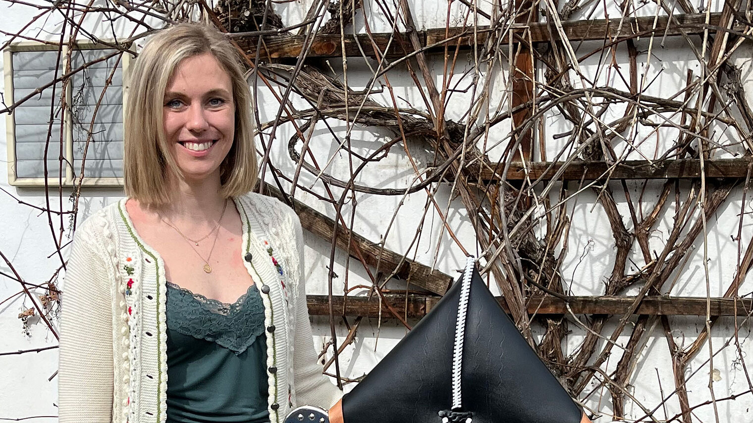 Maria Piendl aus Chamerau hat ihren Meister im Bereich Reitsportausrüstung absolviert und als Meisterstück ein Hornkummet angefertigt. 