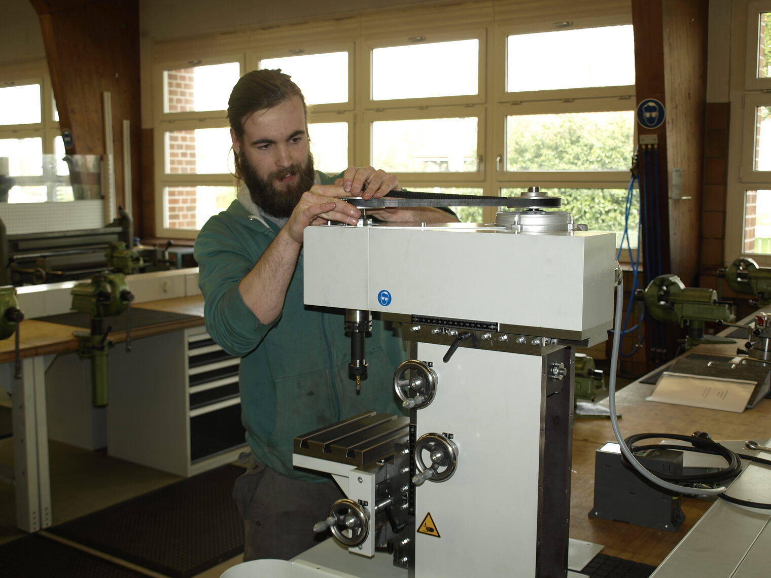 Simon Listl aus Landshut montiert seine Fräsmaschine, die universell einsetzbar ist.