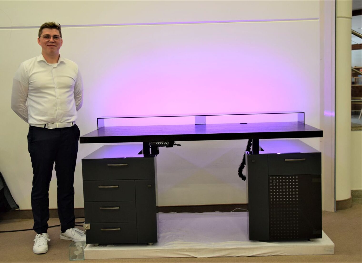 Martin Gabler aus Bayreuth stellte diesen höhenverstellbaren und lackierten Glas-Holz-Schreibtisch mit Beleuchtung her.