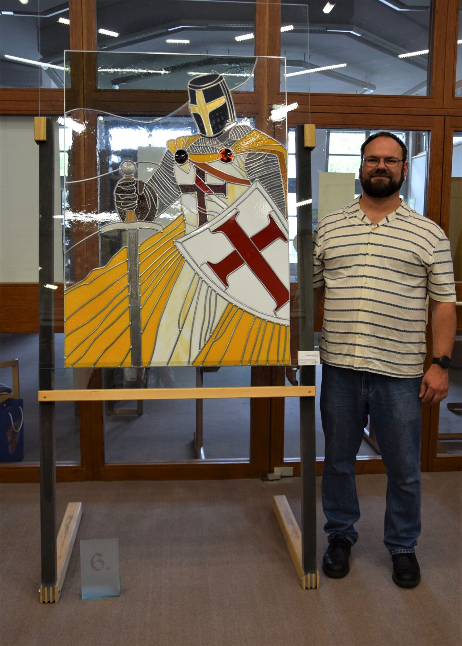 Die Klinge eines Deko-Schwertes seiner Oma, Leder und Holz passte Michael Spahrkäs in seine Kunstverglasung "mittelalterlicher Kreuzritter" ein.