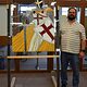 Die Klinge eines Deko-Schwertes seiner Oma, Leder und Holz passte Michael Spahrkäs in seine Kunstverglasung "mittelalterlicher Kreuzritter" ein.