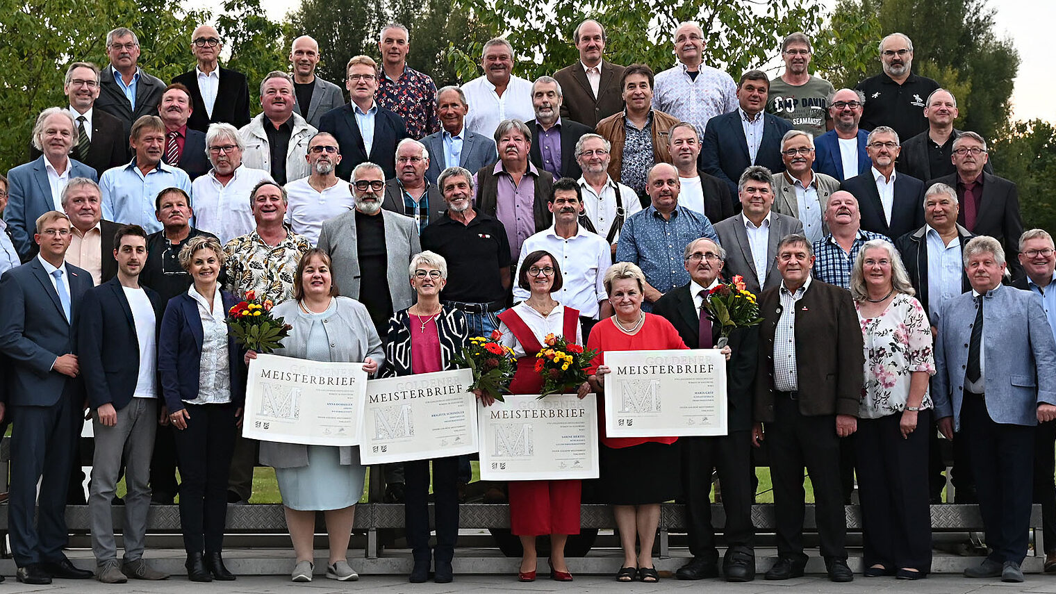 In Amberg ehrte die Handwerkskammer ihre "Goldenen" Meister. Es gratulierten HWK-Vizepräsident Gerhard Ulm (1. Reihe, 1. v. re.) und der stellvertretende HWK-Hauptgeschäftsführer Hans Schmidt (1. Reihe 1. v.li).
