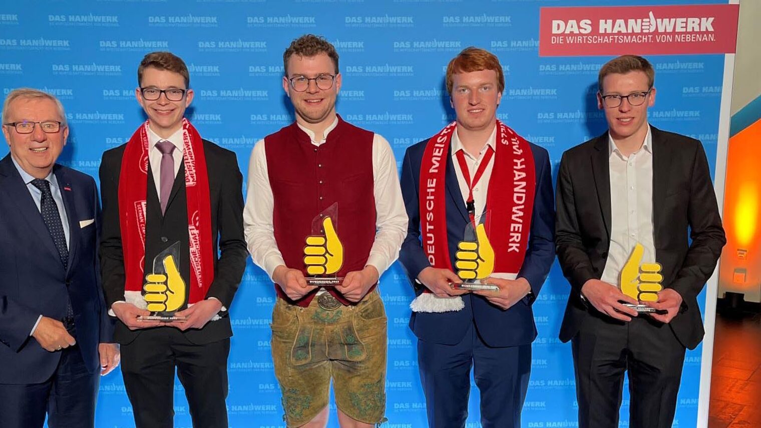 Die vier Bundessieger halten ihre Auszeizeichnung in der Hand. 