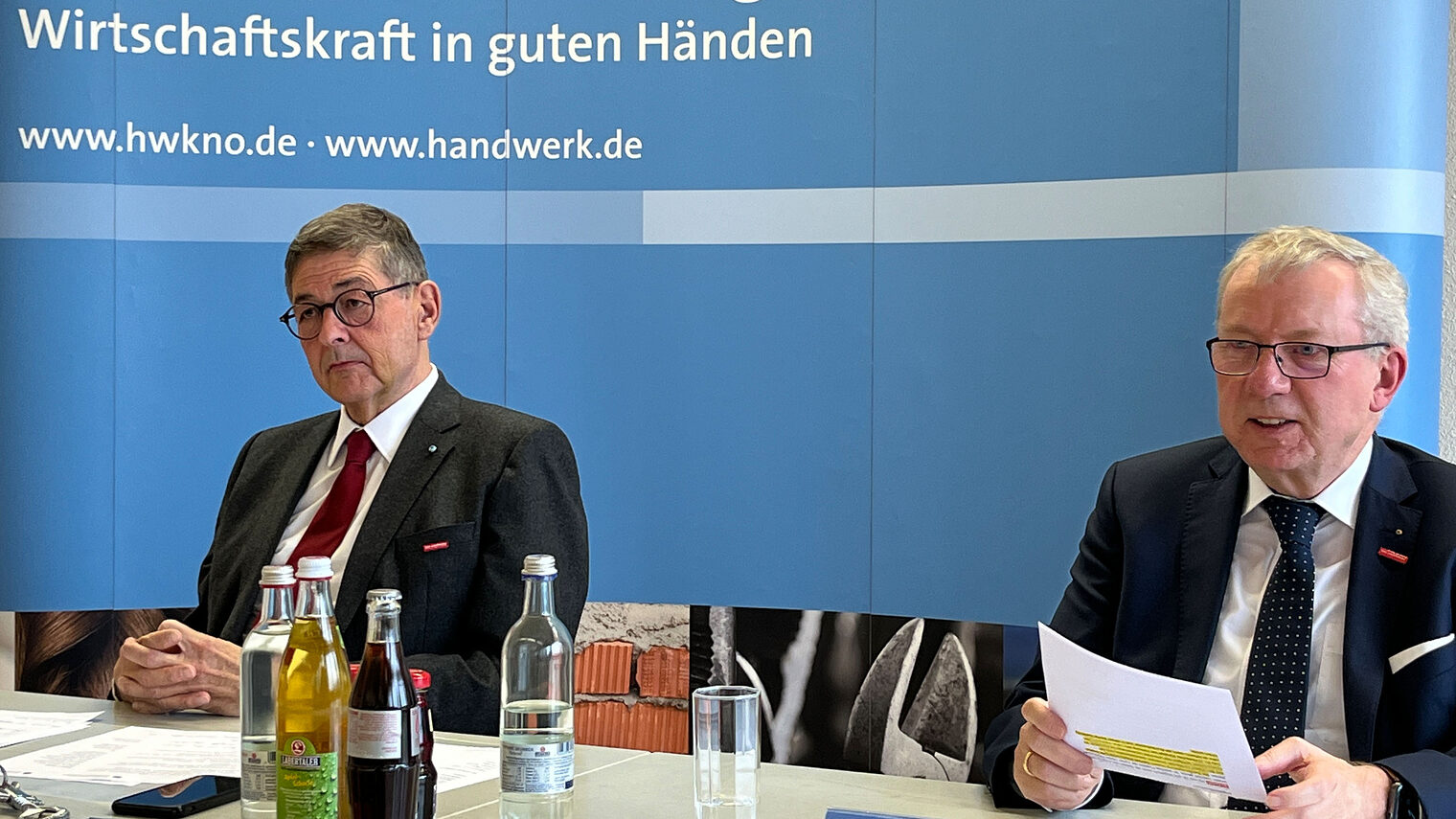 Machten auf der Konjunktur-Pressekonferenz ihrem Ärger über die Politik Luft: HWK-Präsident Dr. Georg Haber (li.) und HWK-Hauptgeschäftsführer Jürgen Kilger.