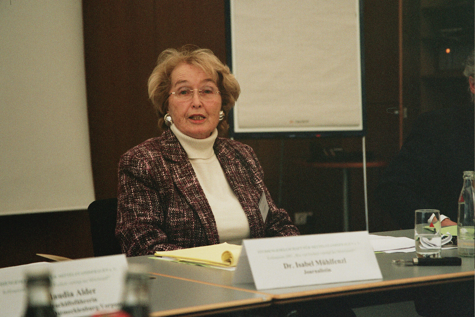 Dr. Isabel Mühlfenzl. Dr. Isabel Mühlfenzl.