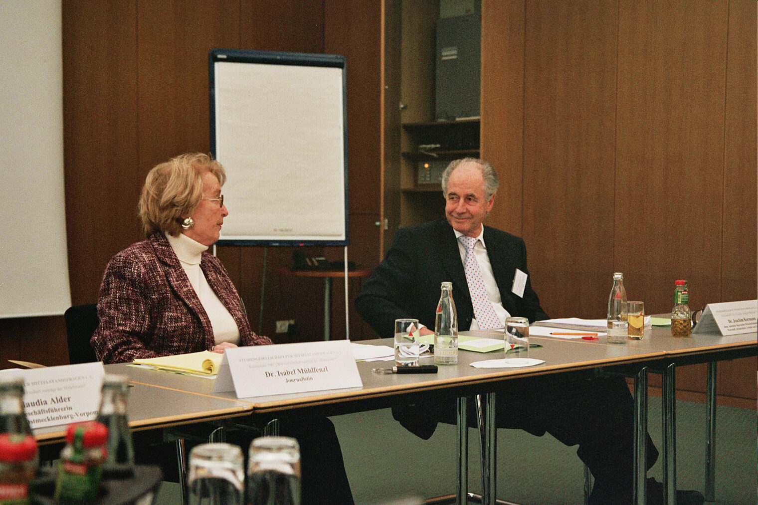 Dr. Isabel Mühlfenzl und Dr. Joachim Kormann. Dr. Isabel Mühlfenzl und Dr. Joachim Kormann.