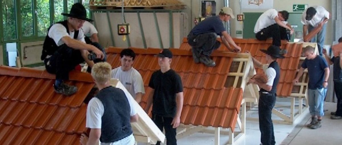 Die Auszubildenden im Zimmererbereich beim Aufbau eines Dachstuhles.