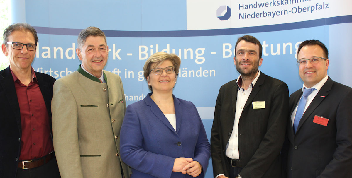 Die Initiatoren und Paten von "Regensburg inklusiv", darunter (v.li.n.re.) Rolf-Dieter Frey, Leiter der Regensburger Werkstätten in Lappersdorf, HWK-Präsident Dr. Georg Haber, IHK-Vizepräsidentin Karin Siegert, Projektkoordinator Thomas Kammerl und HWK-Bereichsleiter Andreas Keller, trafen sich, um die Integration von Menschen mit Behinderung auf dem Arbeitsmarkt voranzutreiben.