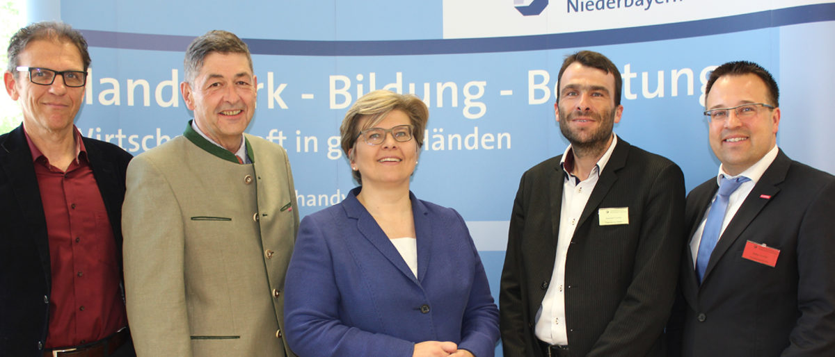 Die Initiatoren und Paten von "Regensburg inklusiv", darunter (v.li.n.re.) Rolf-Dieter Frey, Leiter der Regensburger Werkstätten in Lappersdorf, HWK-Präsident Dr. Georg Haber, IHK-Vizepräsidentin Karin Siegert, Projektkoordinator Thomas Kammerl und HWK-Bereichsleiter Andreas Keller, trafen sich, um die Integration von Menschen mit Behinderung auf dem Arbeitsmarkt voranzutreiben. Die Initiatoren und Paten von "Regensburg inklusiv", darunter (v.li.n.re.) Rolf-Dieter Frey, Leiter der Regensburger Werkstätten in Lappersdorf, HWK-Präsident Dr. Georg Haber, IHK-Vizepräsidentin Karin Siegert, Projektkoordinator Thomas Kammerl und HWK-Bereichsleiter Andreas Keller, trafen sich, um die Integration von Menschen mit Behinderung auf dem Arbeitsmarkt voranzutreiben.
