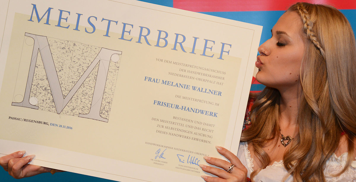 Liebe zum Beruf: Friseurmeisterin Melanie Wallner freute sich über ihren Meisterbrief.