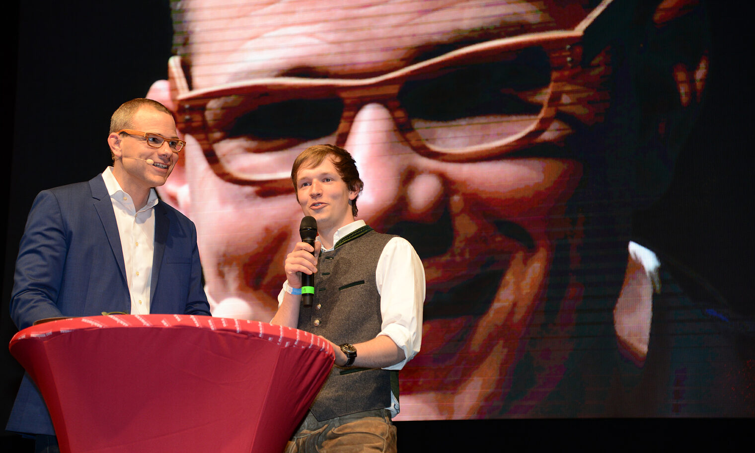 Schreinermeister Matthias Schweitzer aus Furth im Wald sprach auf der Bühne mit Moderator Axel Robert Müller über seine individuell gefertigten Holzbrillen.