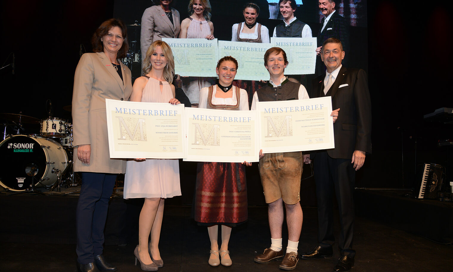 Staatsministerin Ilse Aigner (1. v. li.) überreichte zusammen mit Kammerpräsident Dr. Georg Haber (1. v. re.) die Meisterbriefe an Kosmetikermeisterin Anja Burkhardt (2. v. li.), Landmaschinenmechaniker-Meisterin Christina Pröll (Mitte) und Schreinermeister Matthias Schweitzer (2. v. re.).