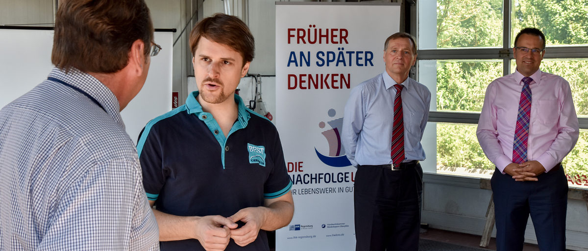 Alexander Da Silva Sebö (2.v.li.) wurde bei der Übernahme des elterlichen Betriebs von den Nachfolgelotsen beraten. Albert Eckl (li.) sowie Dr. Reinhard Rieger und Andreas Keller (re.) bieten sich Unternehmerinnen und Unternehmern bei der Stabübergabe als unparteiische Partner an. Alexander Da Silva Sebö (2.v.li.) wurde bei der Übernahme des elterlichen Betriebs von den Nachfolgelotsen beraten. Albert Eckl (li.) sowie Dr. Reinhard Rieger und Andreas Keller (re.) bieten sich Unternehmerinnen und Unternehmern bei der Stabübergabe als unparteiische Partner an.