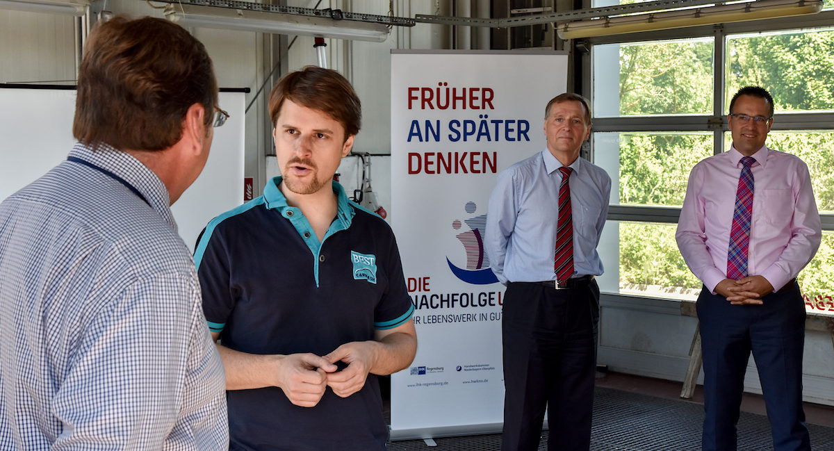 Alexander Da Silva Sebö (2.v.li.) wurde bei der Übernahme des elterlichen Betriebs von den Nachfolgelotsen beraten. Albert Eckl (li.) sowie Dr. Reinhard Rieger und Andreas Keller (re.) bieten sich Unternehmerinnen und Unternehmern bei der Stabübergabe als unparteiische Partner an. Alexander Da Silva Sebö (2.v.li.) wurde bei der Übernahme des elterlichen Betriebs von den Nachfolgelotsen beraten. Albert Eckl (li.) sowie Dr. Reinhard Rieger und Andreas Keller (re.) bieten sich Unternehmerinnen und Unternehmern bei der Stabübergabe als unparteiische Partner an.