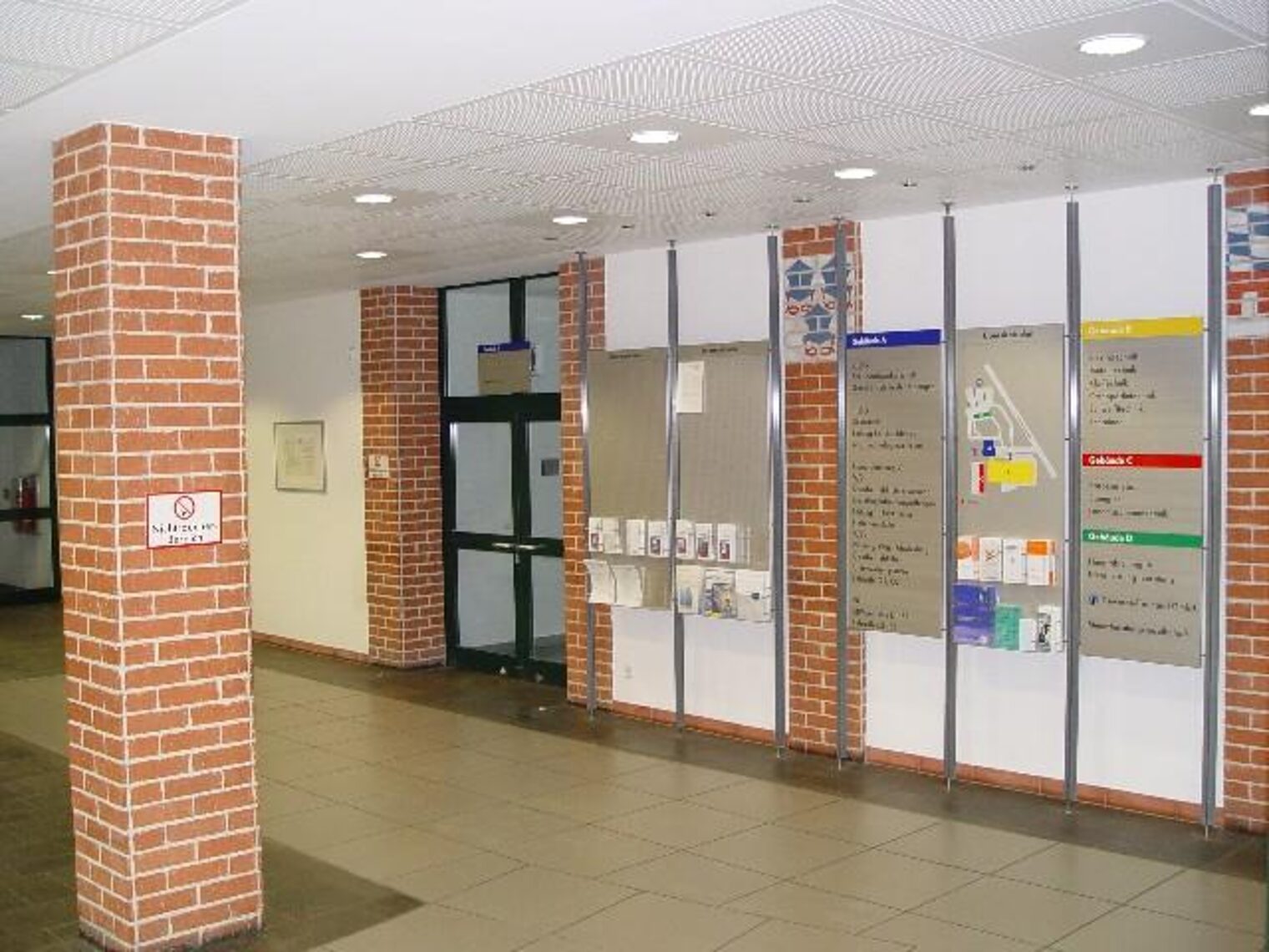 Informationstafeln in der Eingangshalle.