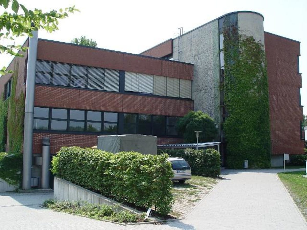 Hauptgebäude (Geb. A) vom Ochsenauweg aus.