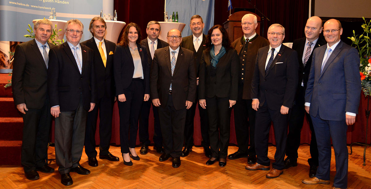 Dass sie die Grenzregion gemeinsam stärken wollen, betonten (v. li. n. re.): Bezirksstellenleiter der Wirtschaftskammer Oberösterreich Dr. Alois Ellmer, Kammervizepräsident Konrad Treitinger, Regierungspräsident der Oberpfalz Axel Bartelt, Hauptorganisatorin Katharina Wierer, der Slowakische Vizekonsul Juraj Solcány, Kammerhauptgeschäftsführer Toni Hinterdobler, Kammerpräsident Dr. Georg Haber, die tschechische Generalkonsulin Kristina Larischová, Kammervizepräsident Richard Hettmann, stv. Kammerhauptgeschäftsführer Jürgen Kilger, Abteilungsleiter der Wirtschaftskammer Oberösterreich Dr. Robert Leitner und Referatsleiter in der Europäischen Kommission Andreas von Busch.