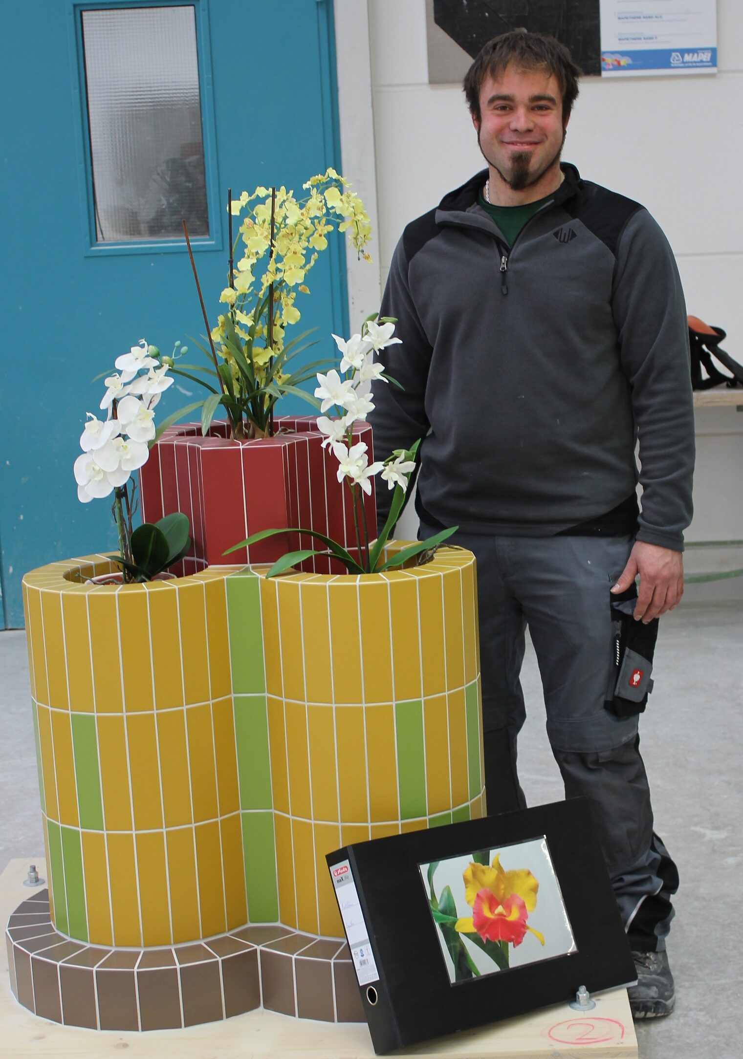 Freut sich sein Meisterstück, einen Pflanztrog in floraler Form, bald mit nach Hause nehmen zu dürfen: Der 23-jährige Matthias Gruber aus Cham.