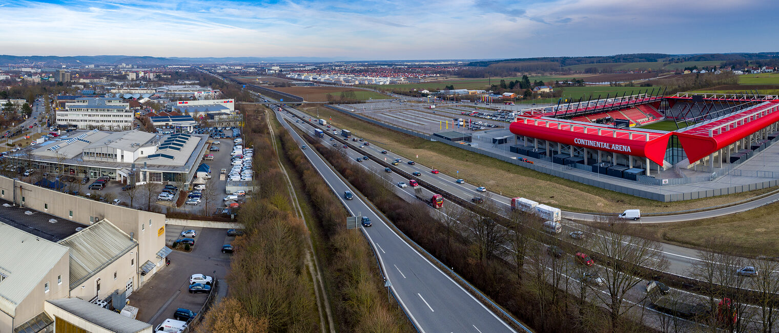 Autobahn A3 nahe der Continental Arena in Regensburg.