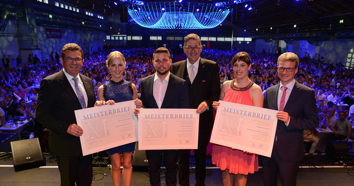 Die beiden Staatsminister Bernd Sibler (1. v. re.) und Franz Josef Pschierer (1. v. li.) sowie Kammerpräsident Dr. Georg Haber (3. v. re.) überreichten den drei Absolventen (v. li. n. re.) Simone Dittmann, Nico Carniato und Marina Kugler auf der Bühne den Meisterbrief. Die beiden Staatsminister Bernd Sibler (1. v. re.) und Franz Josef Pschierer (1. v. li.) sowie Kammerpräsident Dr. Georg Haber (3. v. re.) überreichten den drei Absolventen (v. li. n. re.) Simone Dittmann, Nico Carniato und Marina Kugler auf der Bühne den Meisterbrief.