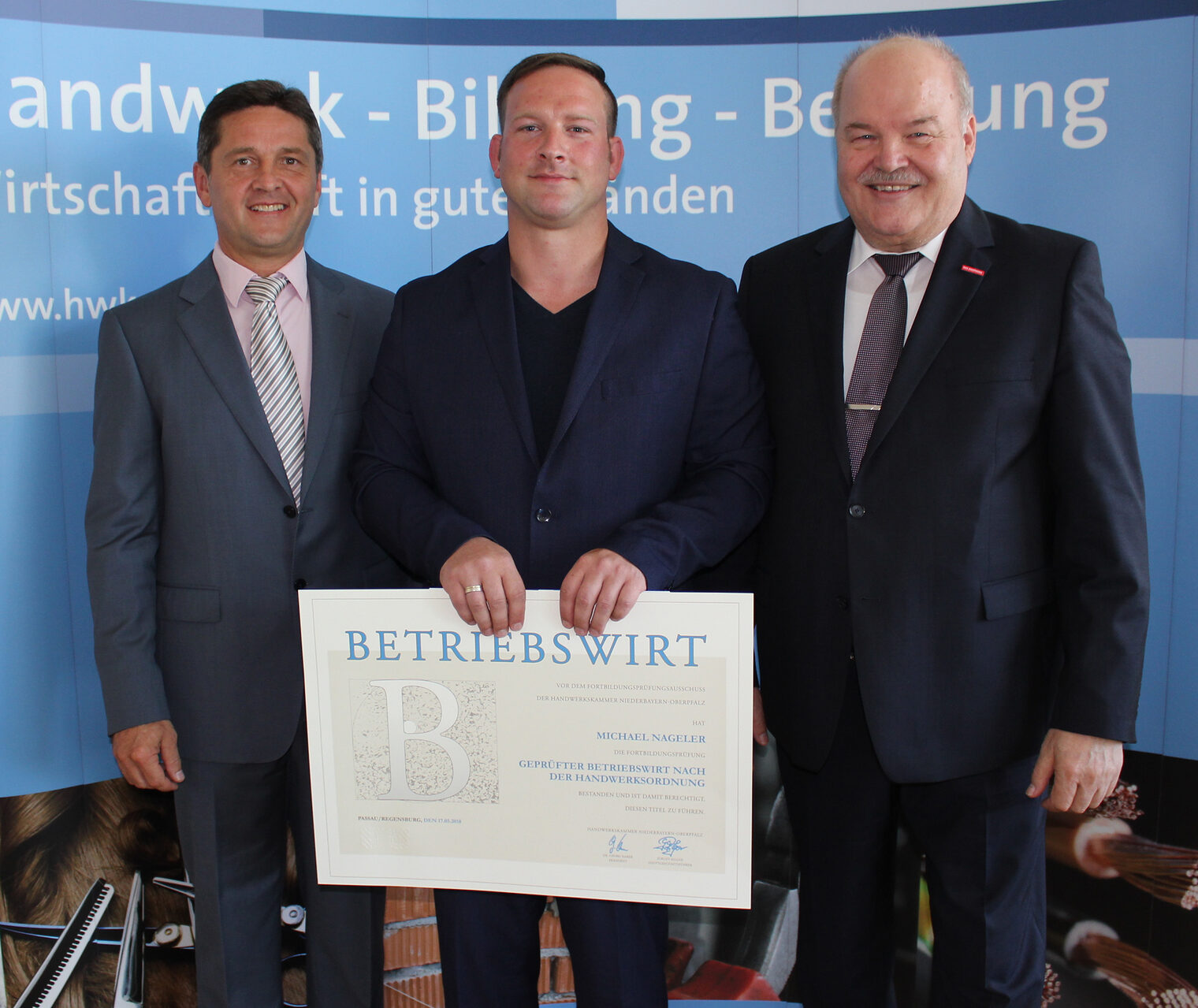 Michael Nageler aus Schwandorf legte die Prüfung als Bester ab. Zu dieser Leistung gratulierten Kammerpräsident Albert Vetterl (re.) und Kursleiter Manfred Wellner (li).