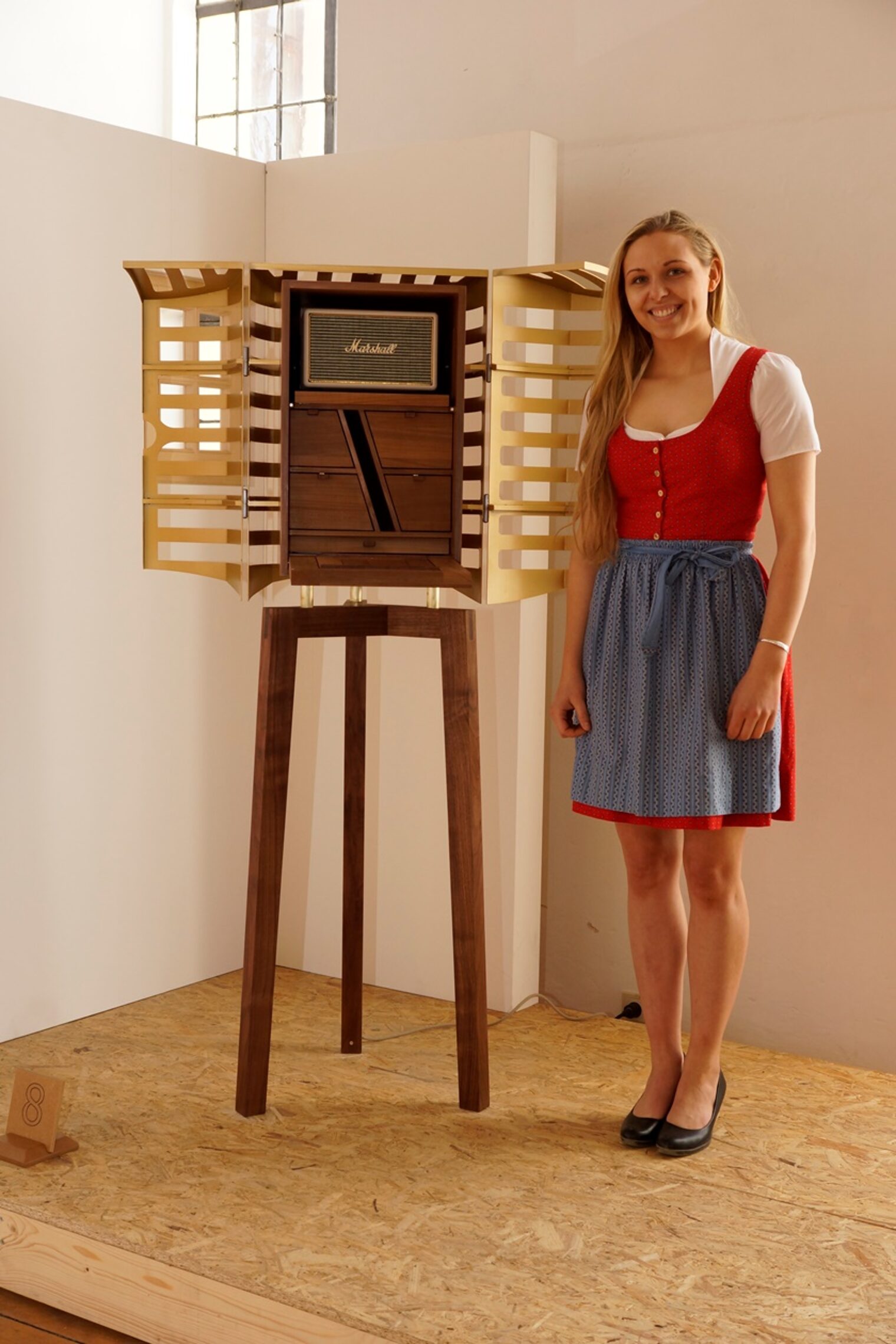 Magdalena Riesinger aus 94113 Tiefenbach entschied sich für diese Musikbox aus Birnbaum / amerik. Nussbaum mit Metallgehäuse.