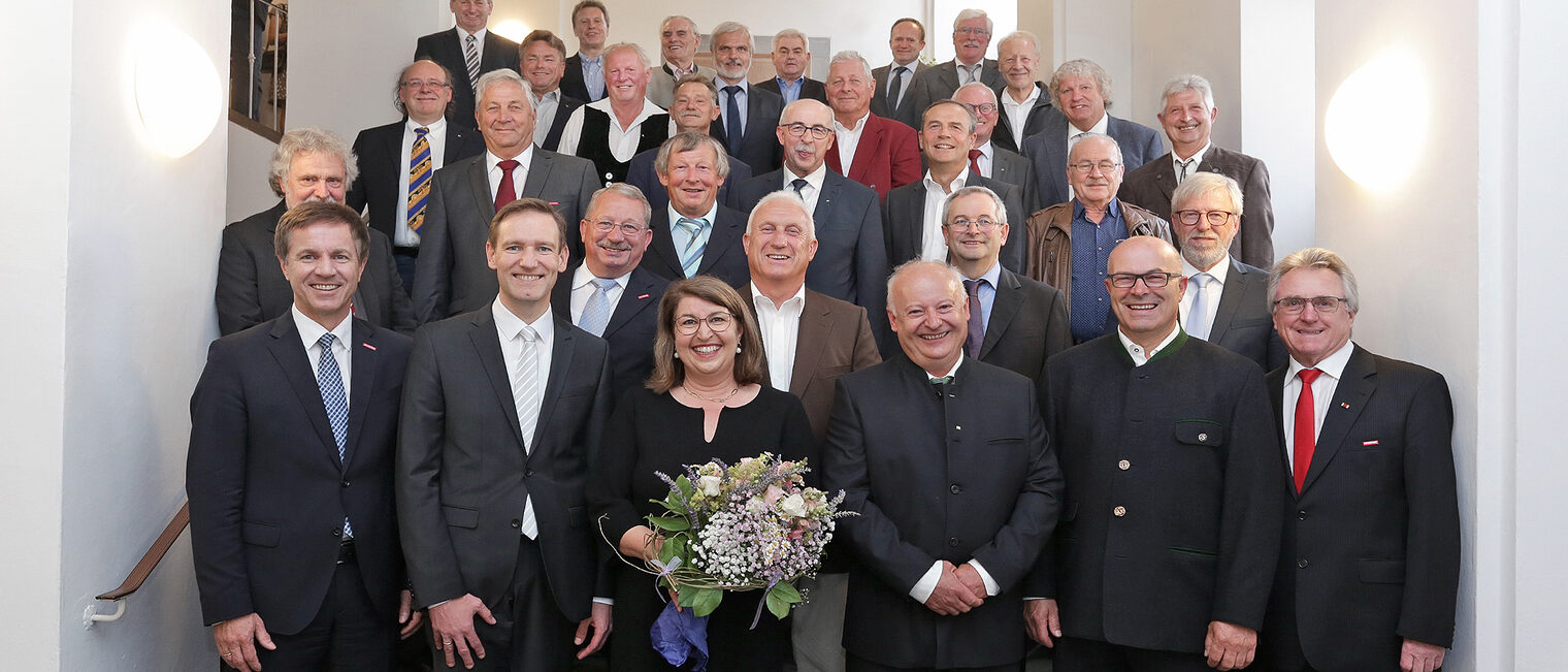 In Landshut ehrte die Handwerkskammer ihre "Goldenen" Handwerksmeister. Es gratulierten Kammervizepräsident Konrad Treitinger (1 Reihe 1. v. re.) und stellvertretender Hauptgeschäftsführer Hans Schmidt (1 Reihe 1. v. li.) sowie Regierungspräsident Rainer Haselbeck (1. Reihe, 2. v. li.).
