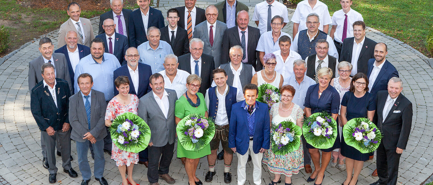 In Straubing ehrte die Handwerkskammer 29 traditionsreiche Betriebe mit dem Ehrenblatt. Es gratulierten HWK-Präsident Dr. Georg Haber (2. Reihe, 1. v. li.) und Hauptgeschäftsführer Jürgen Kilger. (1. Reihe, 1. v. re.)