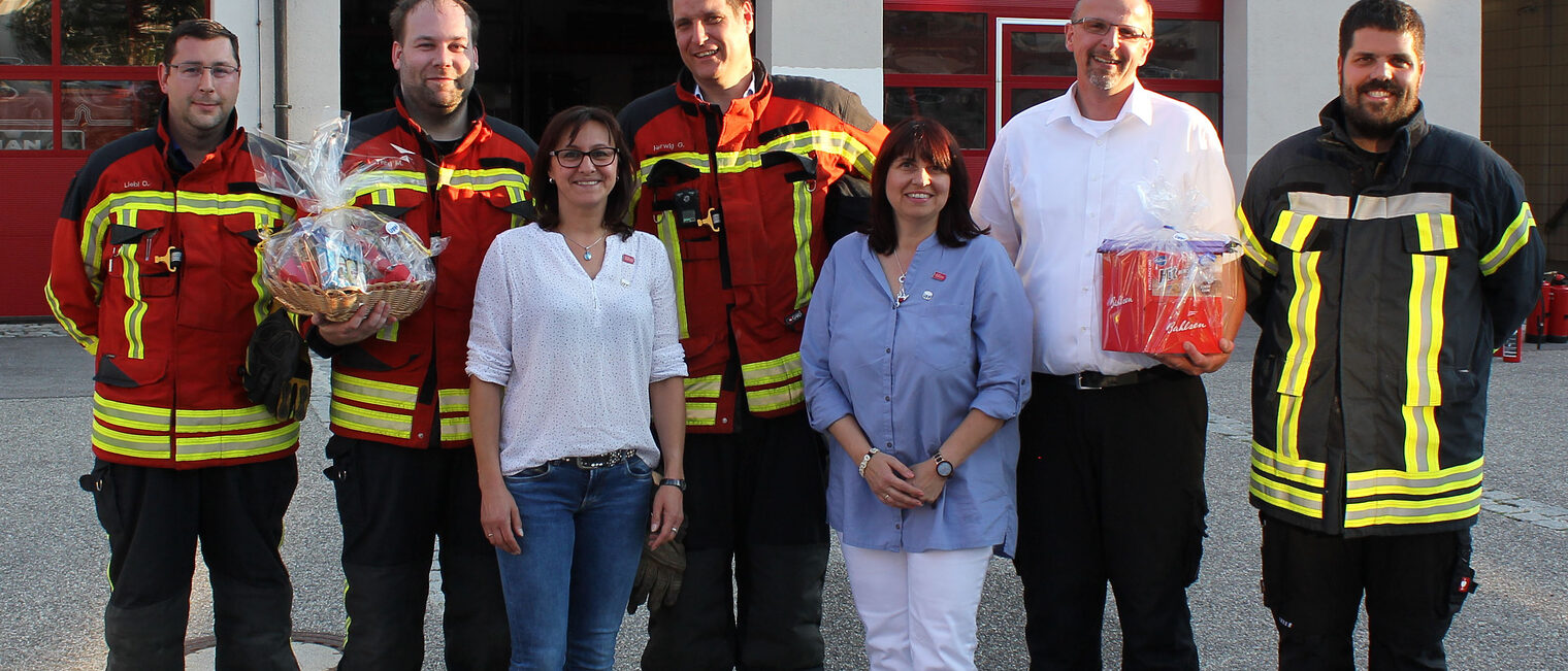 Die beiden Vorsitzenden Claudia Nowack (3. v. li.) und 1.Manuela Nemela (3. v. r.) verschafften sich mit weiteren Mitgliedern der Unternehmerfrauen über die Arbeit der Feuerwehr Landshut bei Stadtbrandrat Gerhard Nemela (2. v. r.) und seinen Kollegen. 