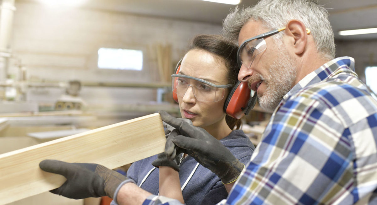 Ein großes Lehrstellenangebot finden unter anderem angehende Schreiner. Carpenter teaching apprentice how to cut wood Schlagwort(e): industry, wood, technician, training, carpenter, teaching, apprentice, apprenticeship, internship, trainee, trainer, working, worker, machine, piece of wood, cutting, workshop, plant, factory, man, adult, woman, equipment, protection, helmet, sawmill, professional, craftsmanship, industrial, people, manufactory, eyeglasses, industry, wood, technician, training, carpenter, teaching, apprentice, apprenticeship, internship, trainee, trainer, working, worker, machine, piece of wood, cutting, workshop, plant, factory, man, adult, woman, equipment, protection, helmet, sawmill, professional, craftsmanship, industrial, people, manufactory, eyeglasses