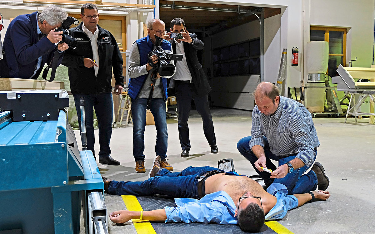 Defibrillator Schreinerei Eichinger Defibrillator Schreinerei Eichinger