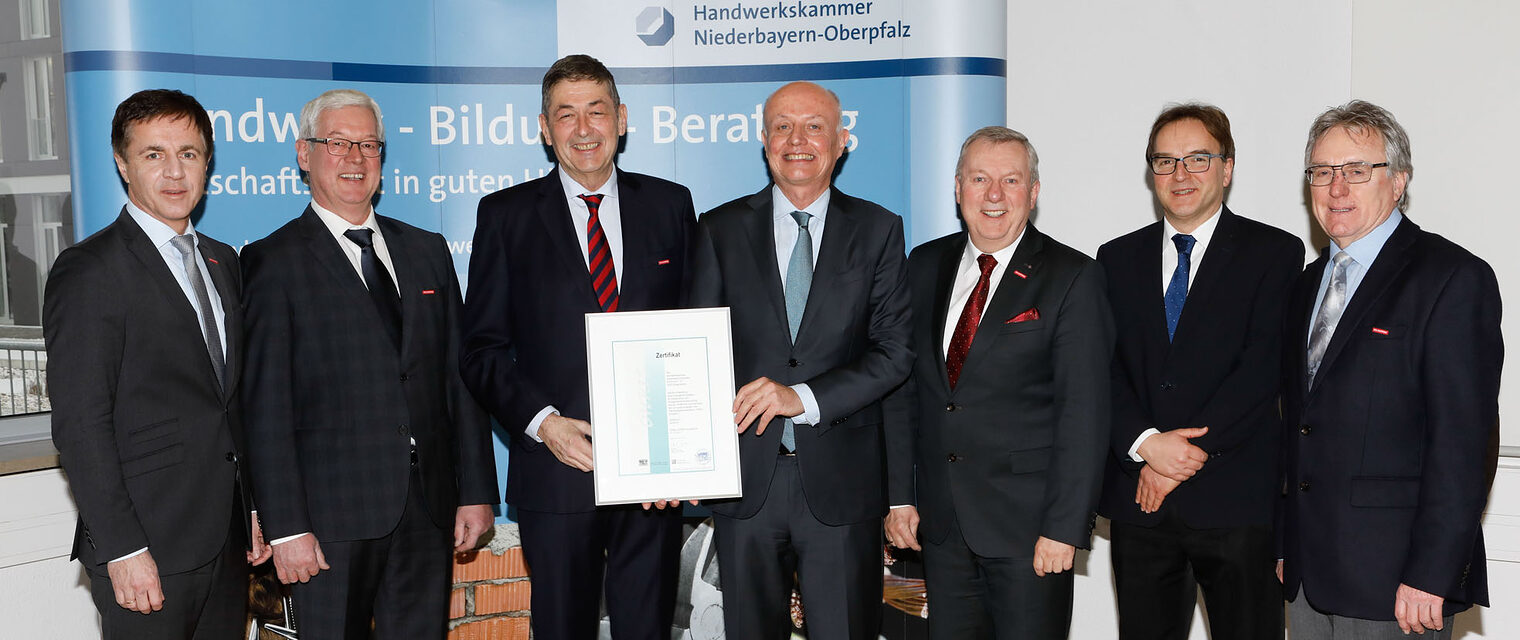Ministerialdirektor Michael Höhenberger überreichte das OHRIS-Zertifikat an HWK-Präsident Dr. Georg Haber.