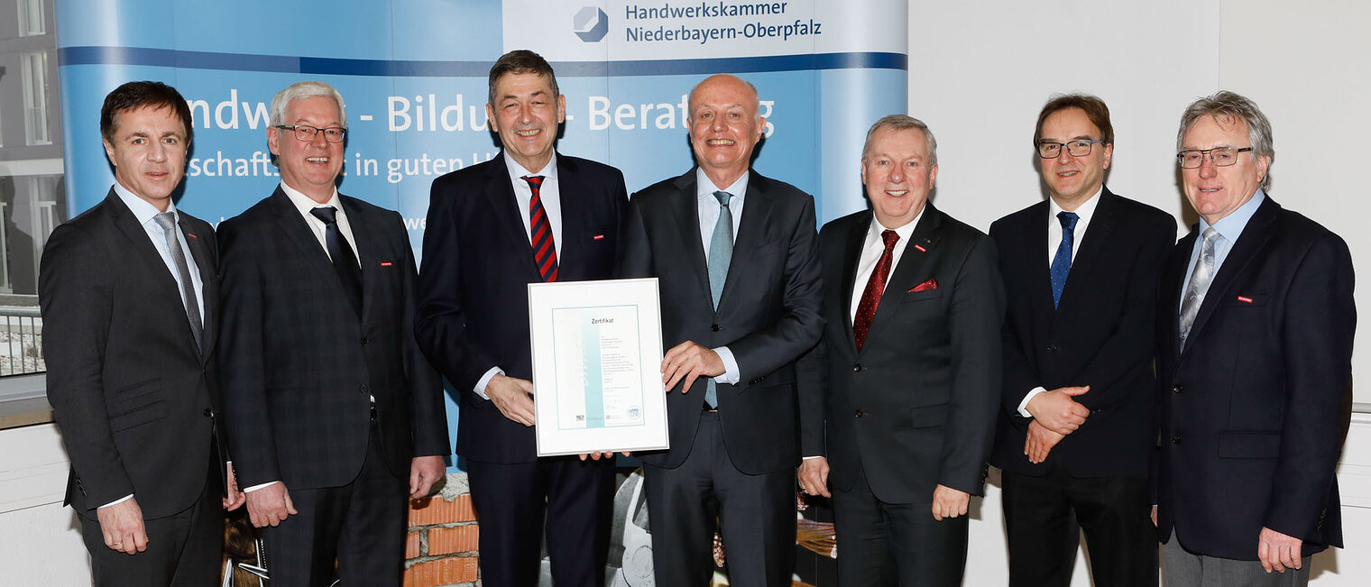 Ministerialdirektor Michael Höhenberger überreichte das OHRIS-Zertifikat an HWK-Präsident Dr. Georg Haber.