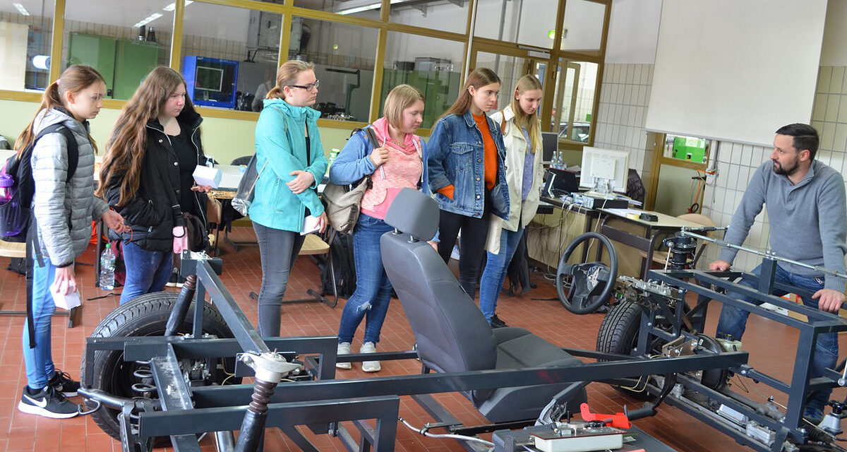Wie sieht das Innenleben eines Autos aus? Das lernten die Teilnehmerinnen am Girls` Day in der Handwerkskammer in Passau.