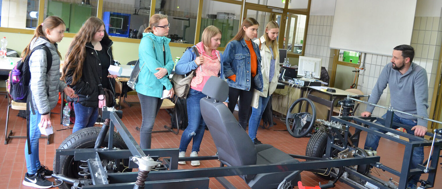 Wie sieht das Innenleben eines Autos aus? Das lernten die Teilnehmerinnen am Girls` Day in der Handwerkskammer in Passau.