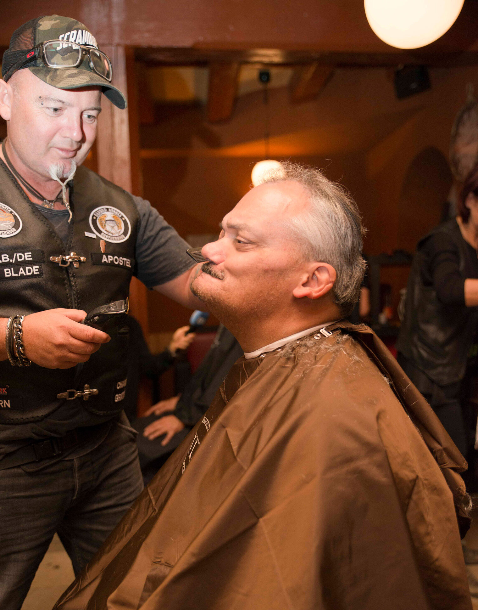 Uwe Pichl schneidet zusammen mit seinen Kollegen bei den Barber Angels in seiner Freizeit unentgeltlich Bedürftigen die Haare.