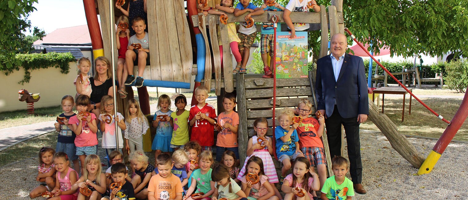 HWK-Vizepräsident Albert Vetterl bedankte sich beim Kindergarten in Stulln für die Teilnahme am Wettbewerb. 